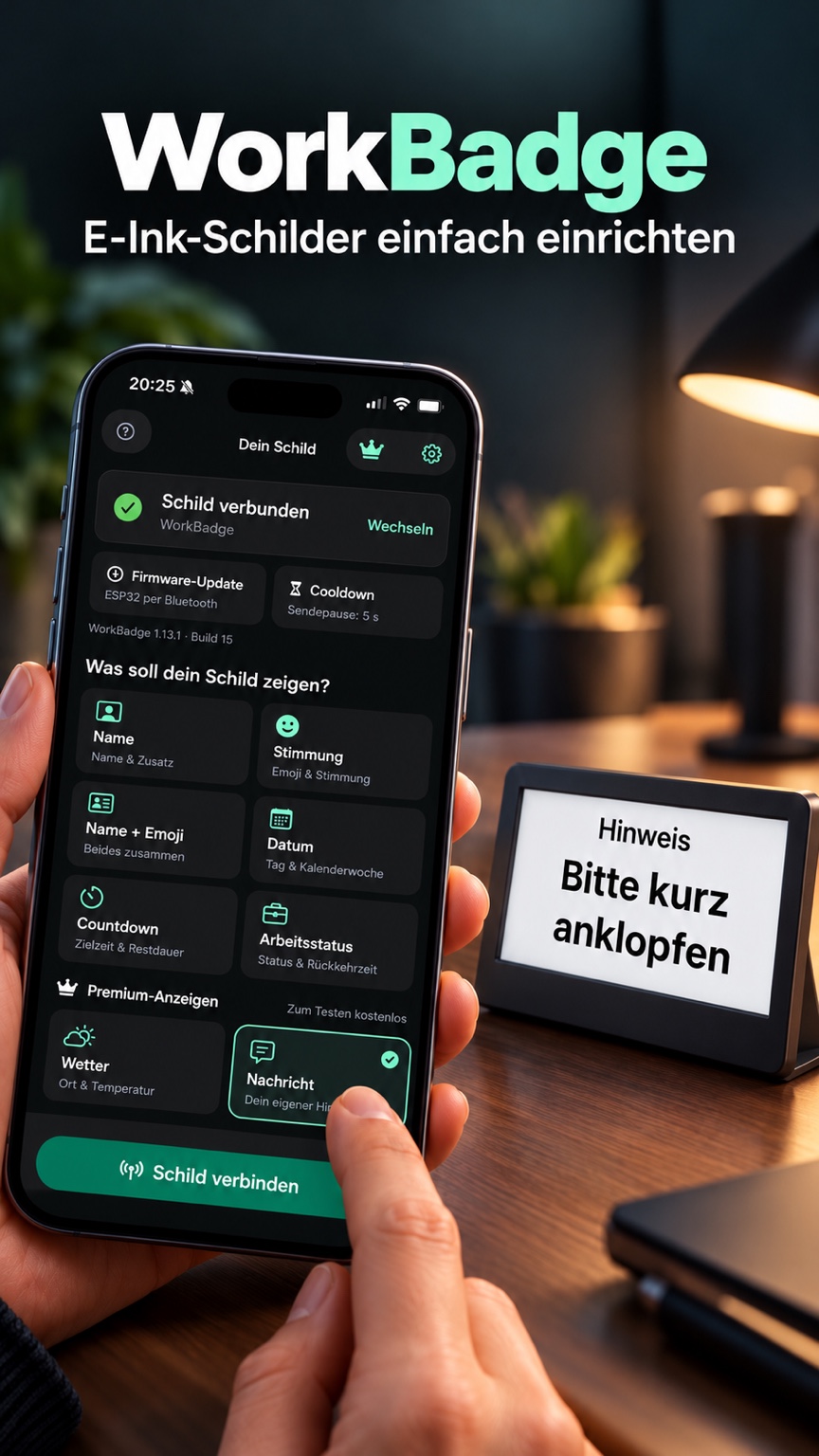 WorkBadge-App auf einem iPhone neben einem E-Ink-Schild auf einem Schreibtisch